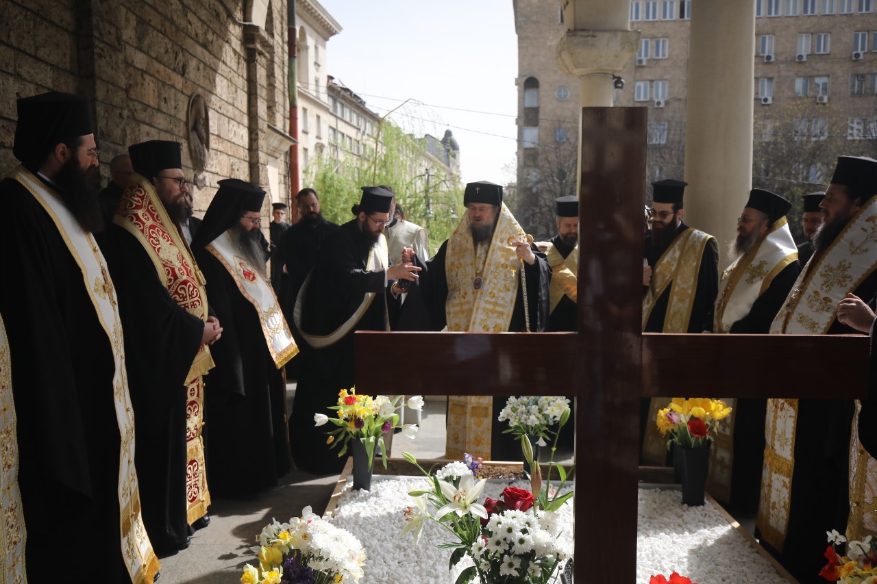 <p>Заупокойна молитва по повод 20 дни от блажената кончина на Софийския митрополит и Български патриарх Неофит бе отслужена пред гроба на Негово Светейшество</p>