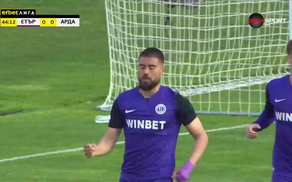 В последната минута от първата част Етър поведе в резултата.