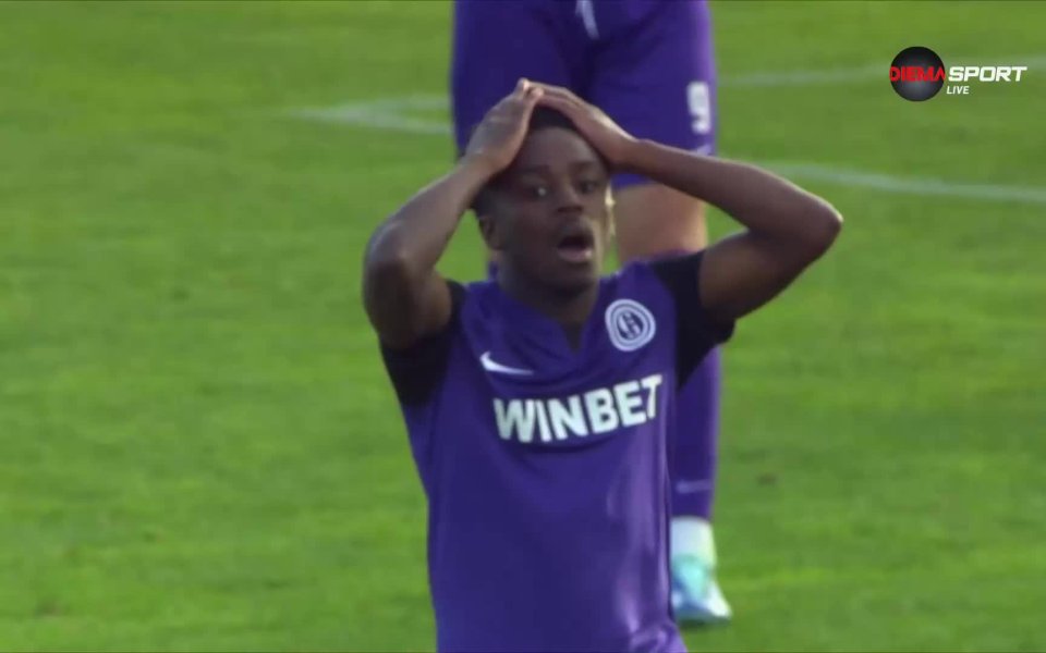 Шест минути след това Етър можеше да удвои. Крум Стоянов преодоля