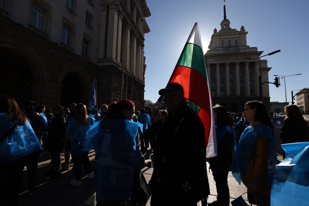 <p>Граждани се събраха пред Министерския съвет на протест за преодоляване на диспропорциите във възнагражденията в държавната администрация</p>