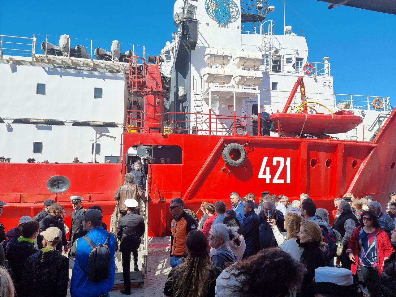 Корабът "Св. св. Кирил и Методий" отплава от Варна към Антарктида