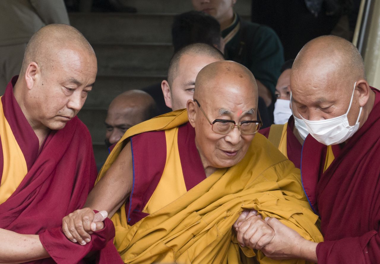 <p>Тибетският духовен водач Далай Лама е подпомаган от монаси, докато напуска храма Цуглакханг, след като е ръководил събитие, на което тибетци в изгнание се молят за дългия му живот.</p>