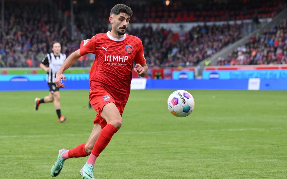 Крилото на Вердер Бремен Ерен Динкчъ, който е под наем