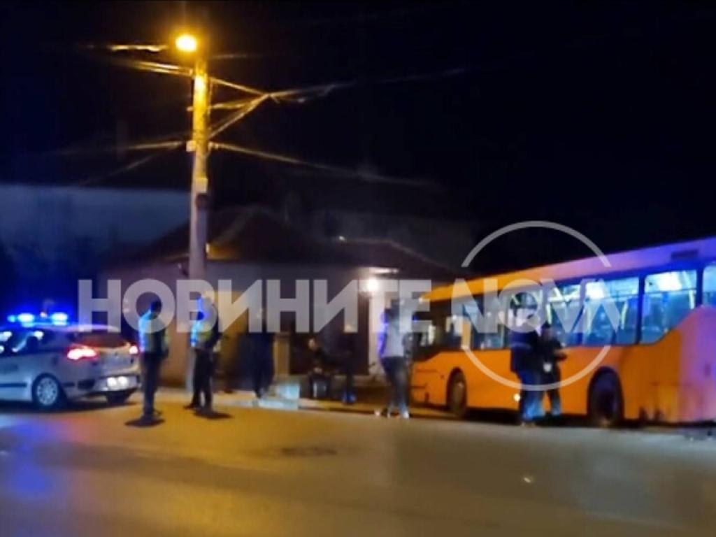 Автобус на градския транспорт се вряза в къща в Нови Искър Инцидентът