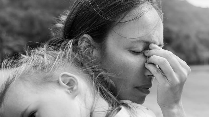 Защо е важно да плачем пред децата си