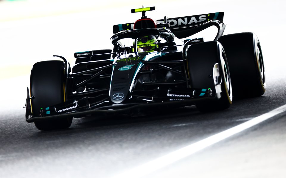 Люис Хамилтън остана много окуражен след края на първия ден