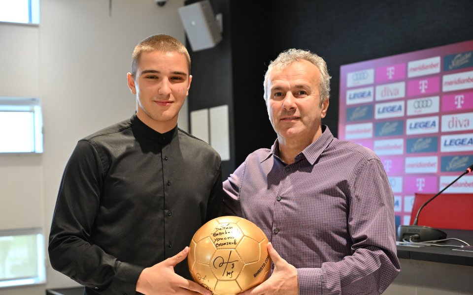 Наши младежи се срещнаха с футболната легенда Деян Савичевич
