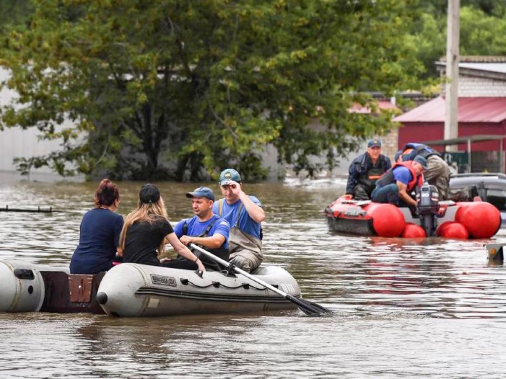 Хиляди бяха евакуирани заради големи наводнения в Русия. Язовирна стена