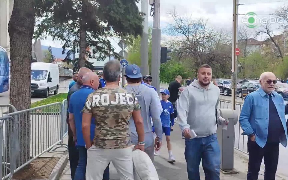 Един от най-обичаните играчи в историята на Левски Божидар Искренов бе посрещнат