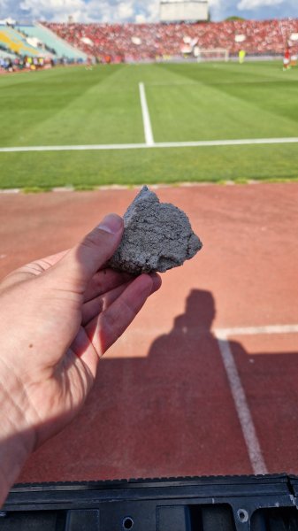 Камъни на пистата на Националния стадион Васил Левски1