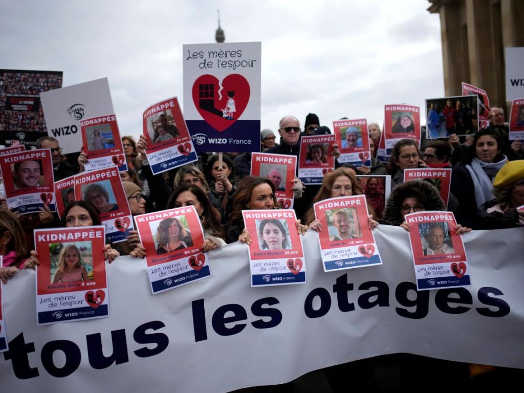 Над хиляда души демонстрираха в Париж днес с искане за