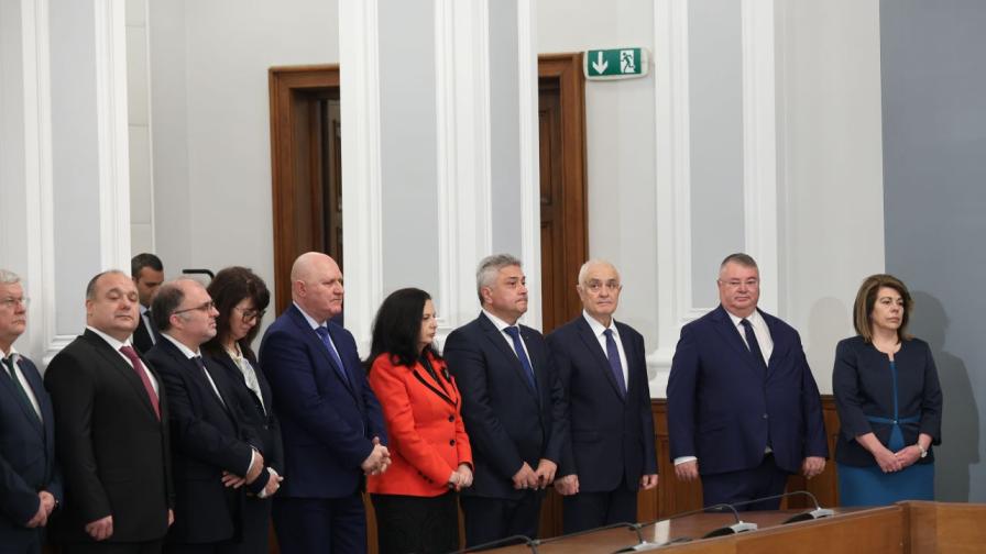 <p>Министрите от кабинета &quot;Главчев&quot; поеха властта (ОБЗОР)</p>