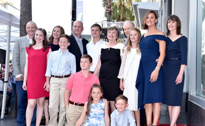  Серафина Афлек като момиче, най-долу вляво на фрагмента. 