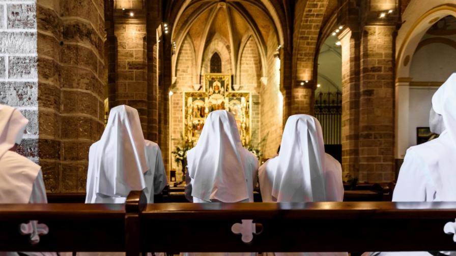Монахини се молят