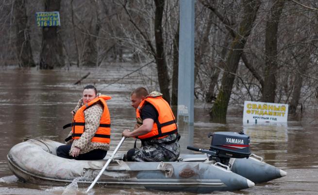 Водата продължава да се покачва, над 6000 жители на руската Курганска област са евакуирани