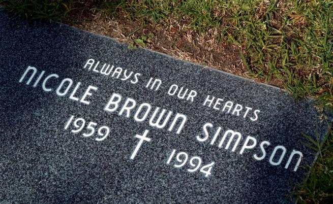 Гробът на бившата съпруга на О Джей Симпсън - Никол Браун в Калифорния