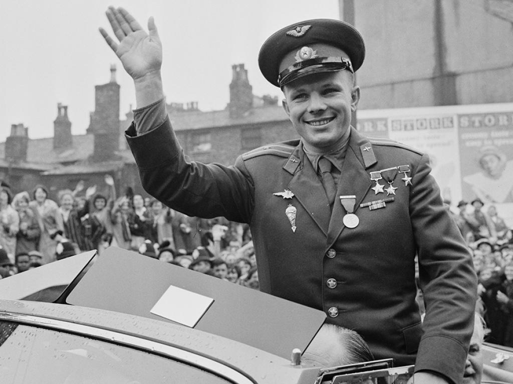 На 12 април 1961 г. Юрий Гагарин става първият човек,