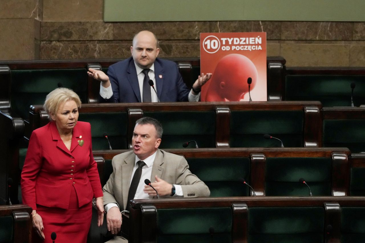 <p>Полските депутати днес гласуваха да продължат работата по законопроекти за премахване на почти пълната забрана за аборти, предаде Асошиейтед прес.</p>