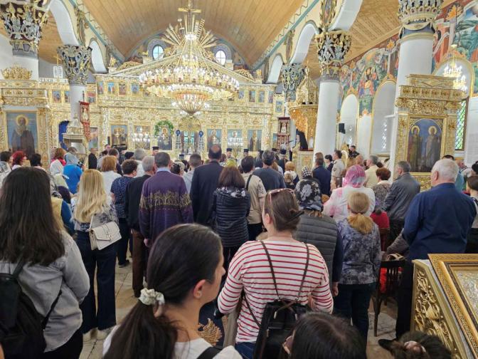 Вярващи изпълниха храма Свето Успение Богородично в Хасково