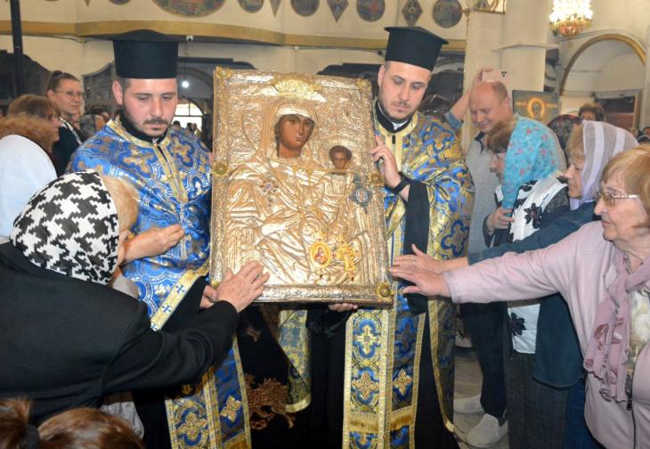 Вярващи изпълниха храма Свето Успение Богородично в Хасково