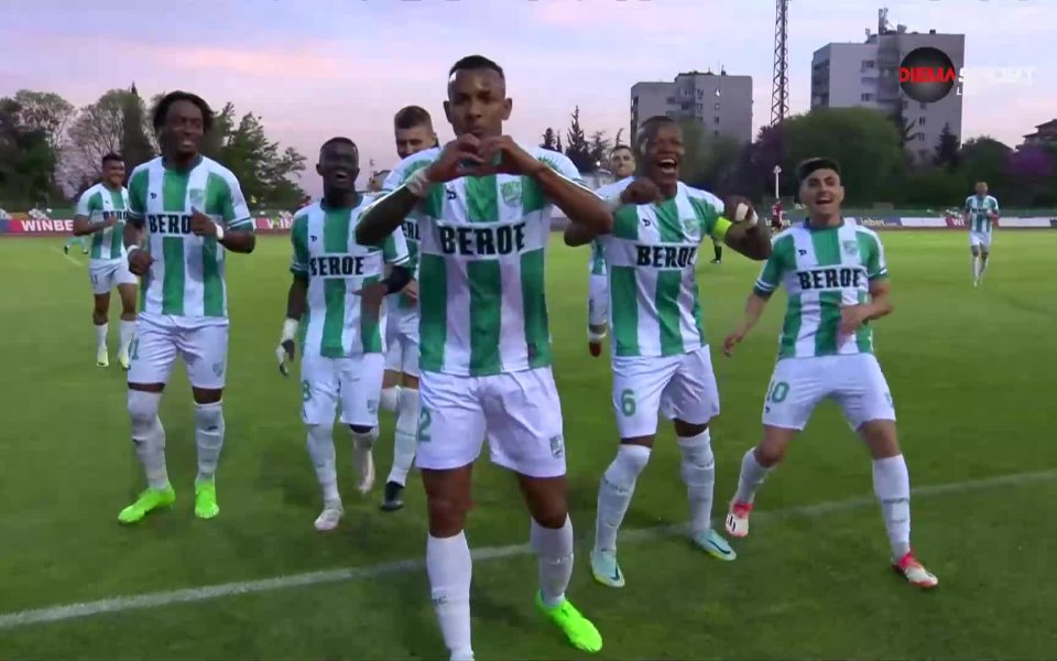 Себастиан Вия беше фаулиран в наказателното поле от Хорхе Сегура.