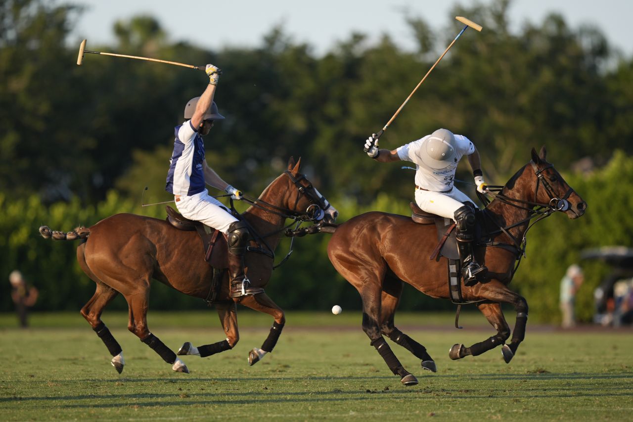 <p>Принц Хари и Меган, херцогинята на Съсекс, присъстваха на Royal Salute Polo Challenge в петък, запечатвайки деня си със страстна целувка</p>