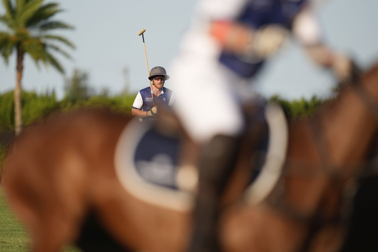 <p>Принц Хари и Меган, херцогинята на Съсекс, присъстваха на Royal Salute Polo Challenge в петък, запечатвайки деня си със страстна целувка</p>