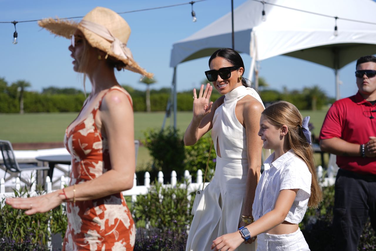 <p>Принц Хари и Меган, херцогинята на Съсекс, присъстваха на Royal Salute Polo Challenge в петък, запечатвайки деня си със страстна целувка</p>