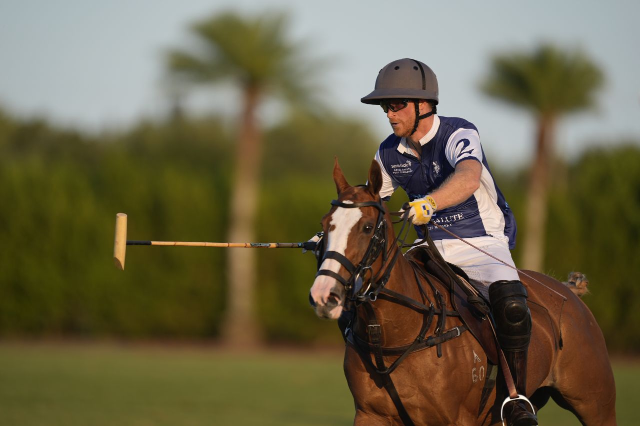 <p>Принц Хари и Меган, херцогинята на Съсекс, присъстваха на Royal Salute Polo Challenge в петък, запечатвайки деня си със страстна целувка</p>