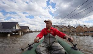 Нивото на река Урал продължава да се покачва, 65 000 души са принудени да се евакуират