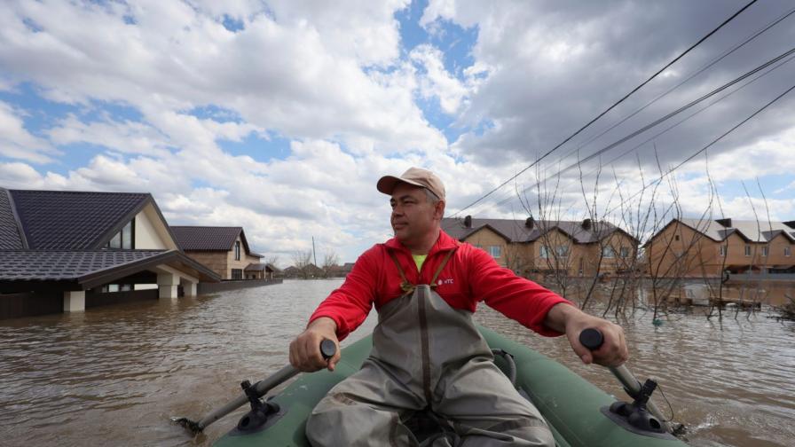 Нивото на река Урал продължава да се покачва, 65 000 души са принудени да се евакуират