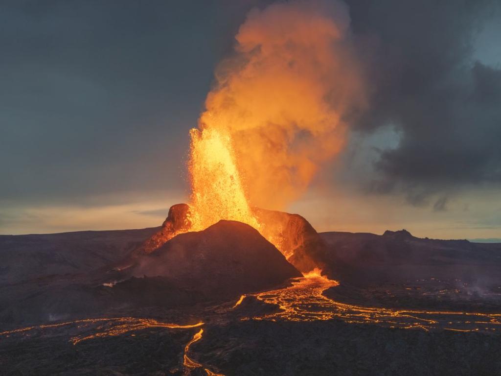 Вулкан в източната част на Индонезия изригна три пъти като