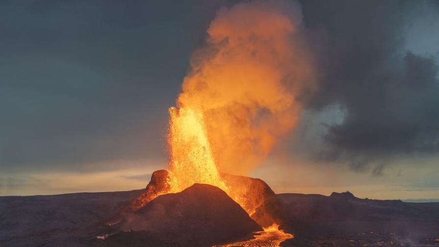 <p>Светкавици и облак от пепел: Изригна вулканът Ибу в Индонезия (СНИМКИ/ВИДЕО)&nbsp;</p>
