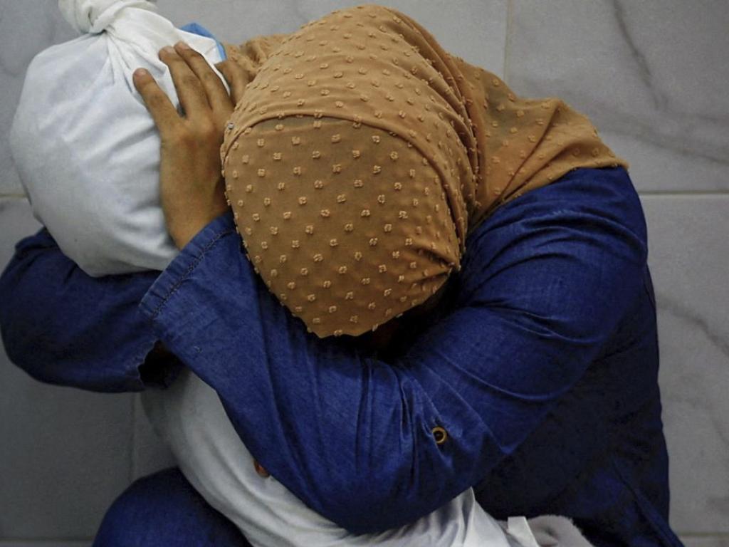 Снимка на палестинска жена която държи тялото на 5 годишната