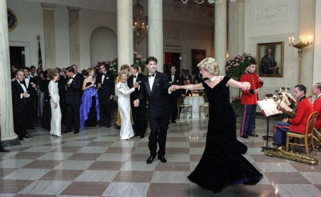 Роклята, с която принцеса Даяна се впусна в легендарния танц с Джон Траволта на парти в Белия дом през 1985 г.