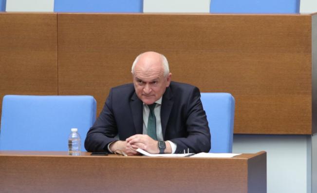 Димитър Главчев се е отказал от заплатата си на външен министър