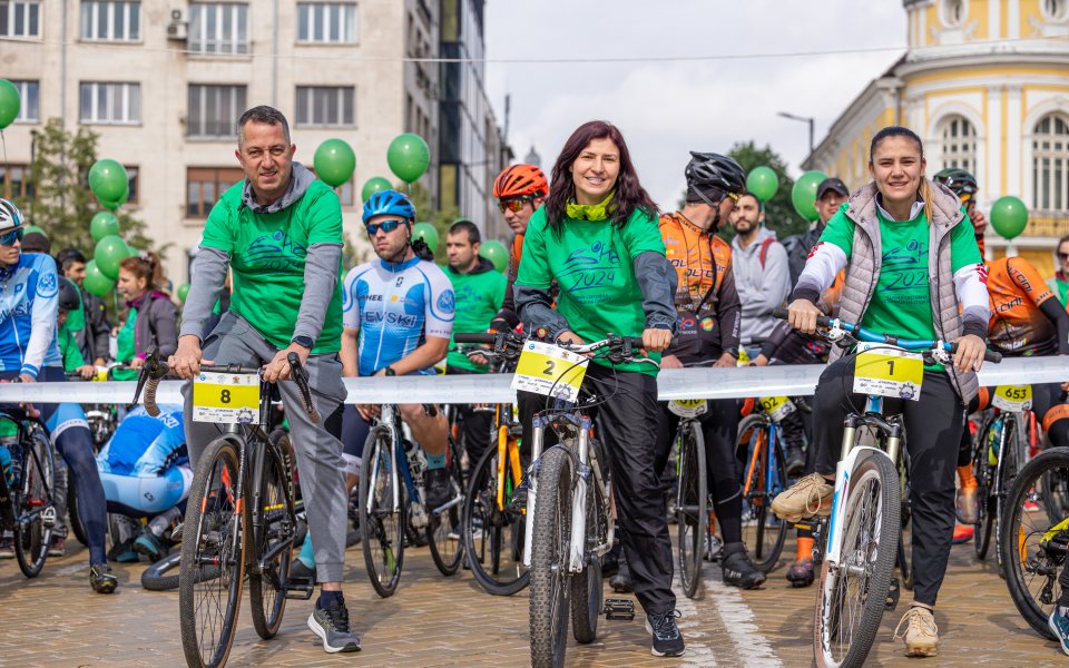 Спортни знаменитости поведоха велошествие за по-чист въздух в София