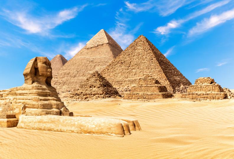 <p><strong>Климат и сезони</strong></p>

<p>Египет е известен със своя горещ пустинен климата. Лятото може да бъде много топло, особено в северните райони като Кайро, където температурите могат да стигнат до 40&deg;C и повече. По-добре е да посетите страната през по-хладните месеци от октомври до април, когато климатът е по-приятен за разглеждане на забележителностите.</p>