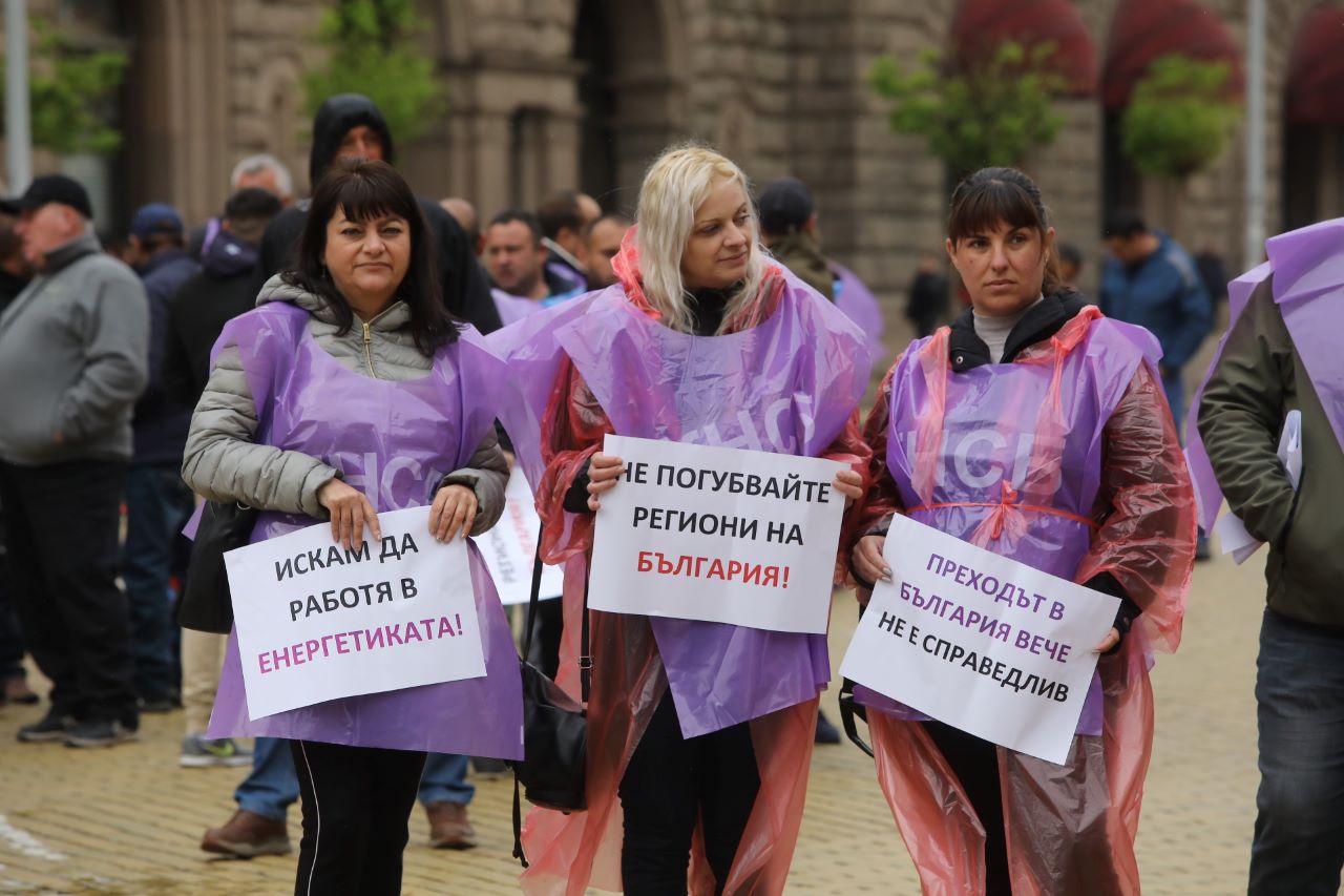 <p>Национален протестен митинг на федерациите на КНСБ и КТ &quot;Подкрепа&quot; блокира площад &quot;Независимост&quot; в центъра на София с искане за отлагане на либерализацията на пазара на електроенергия и в защита на работещите в енергетиката.</p>