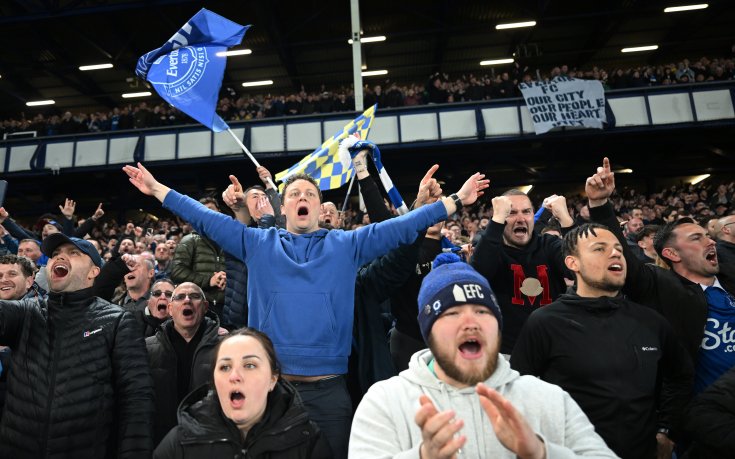 Ето как феновете на Евертън изпратиха тези на Ливърпул след дербито (видео)