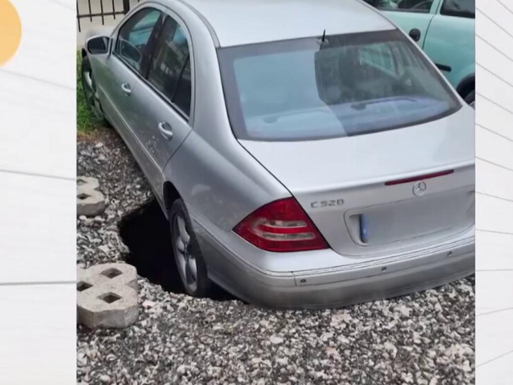 Огромна дупка погълна автомобил в Пловдив Превозното средство било паркирано