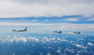 Учение на китайски бойни самолети в близост до Тайван