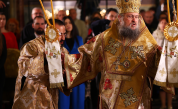 Отслужиха тържествена литургия за Цветница в "Св. Александър Невски" (СНИМКИ)