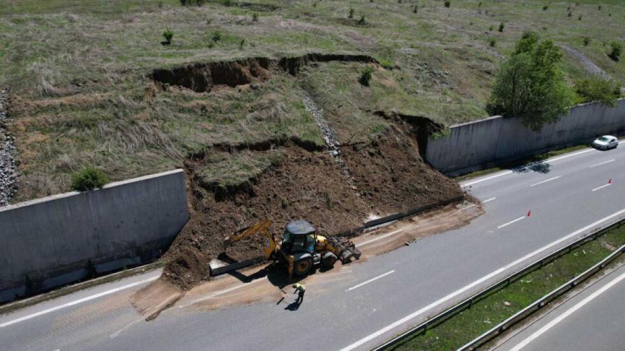Подпорна стена се срути на магистрала Струма