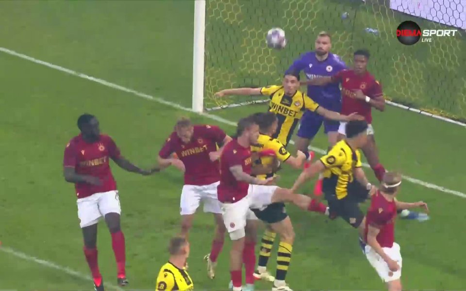 В 57-ата минута Попов намери Емануел Уме в наказателното на