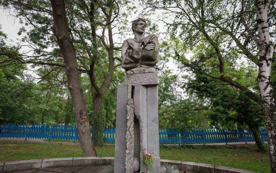 Левски поднесе цветя пред паметника на Гунди