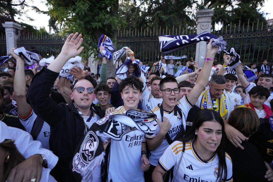 Радостта на феновете на Реал Мадрид след спечелването на титлата1