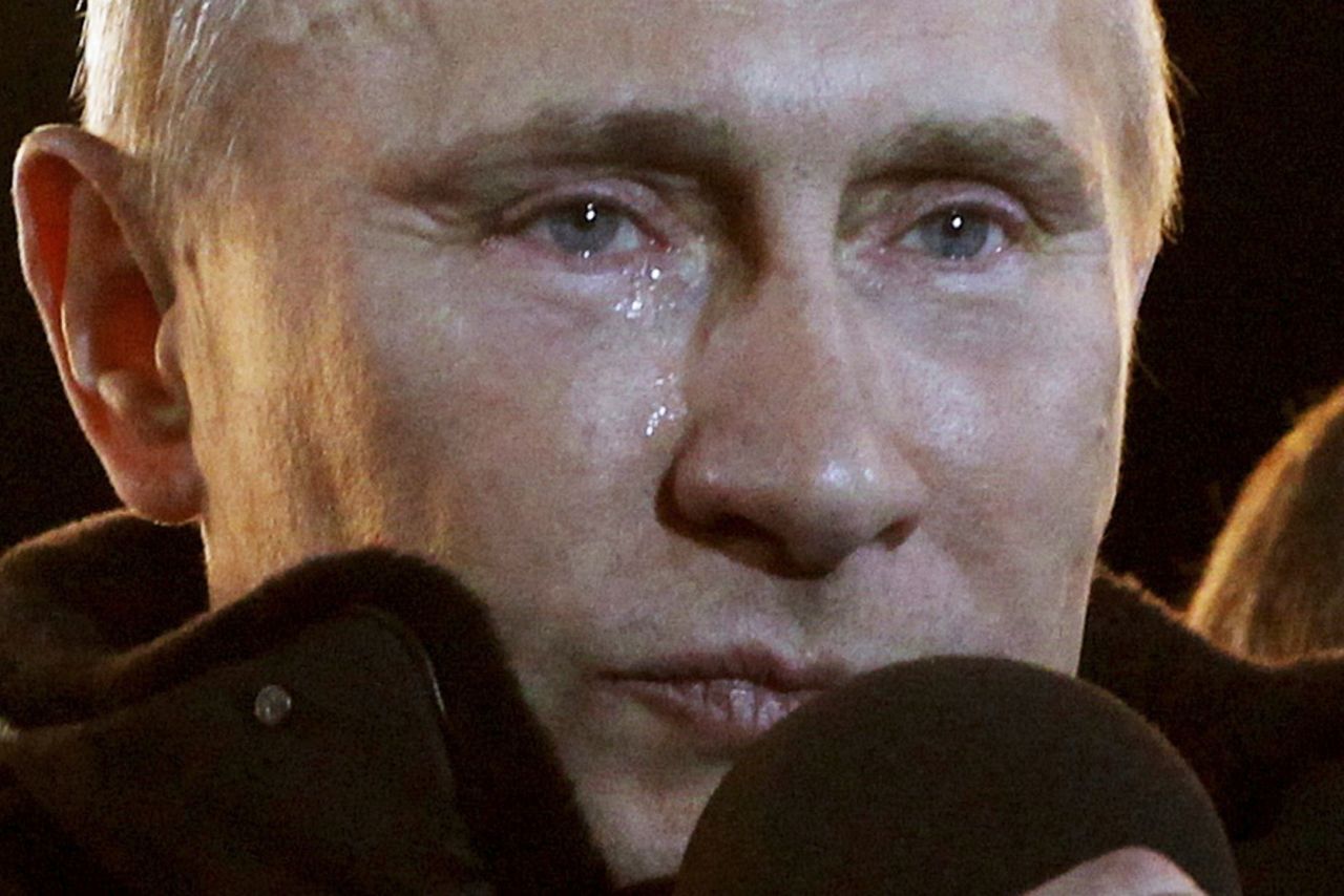 <p>Руският премиер Владимир Путин се разплаква, докато говори на огромен митинг на площад Манеж извън Кремъл, след като беше избран за нов президентски мандат на 4 март 2012 г.&nbsp;</p>
