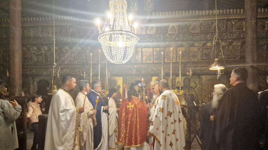 Почетоха чудотворната икона „Света Богородица – Вратарница“ (СНИМКИ)