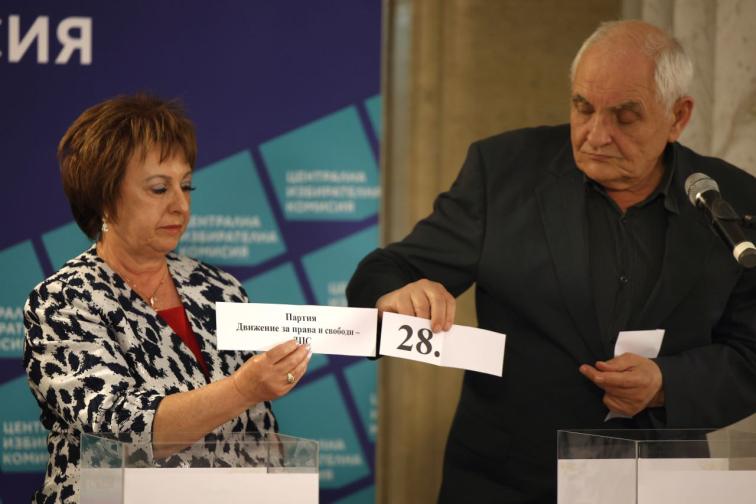Изтеглиха номерата на партиите и коалициите за изборите 2 в